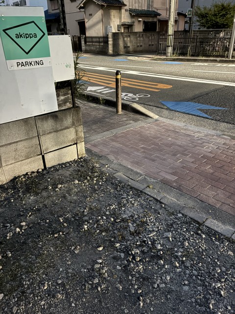 飛行機の真下が見える千里川土手まで徒歩約8分、つばさ公園まで徒歩約５分駐車場の駐車場写真