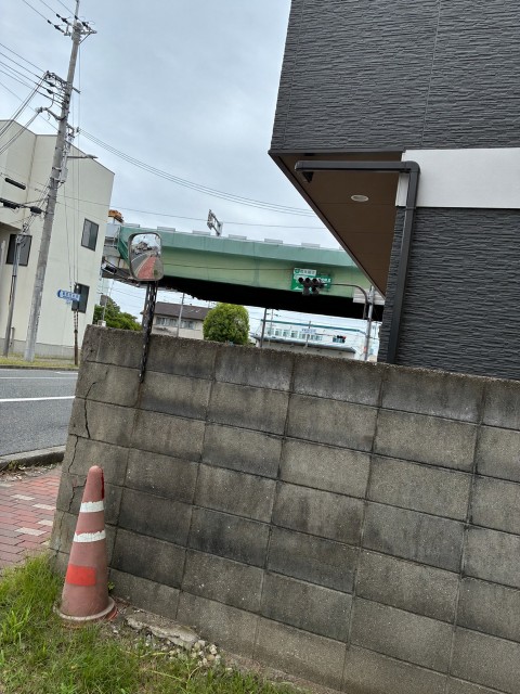 飛行機の真下が見える千里川土手まで徒歩約8分、つばさ公園まで徒歩約５分駐車場の駐車場写真