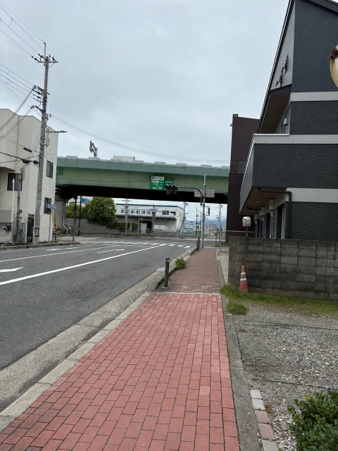 飛行機の真下が見える千里川土手まで徒歩約8分、つばさ公園まで徒歩約５分駐車場の駐車場写真