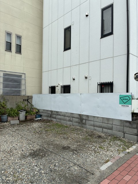 飛行機の真下が見える千里川土手まで徒歩約8分、つばさ公園まで徒歩約５分駐車場の駐車場写真