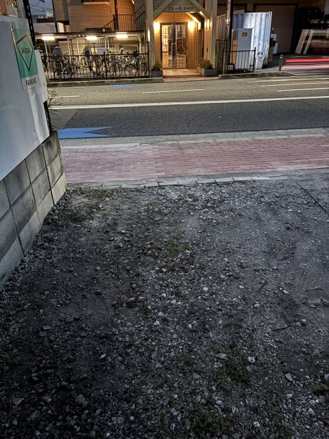 飛行機の真下が見える千里川土手まで徒歩約8分、つばさ公園まで徒歩約５分駐車場の駐車場写真
