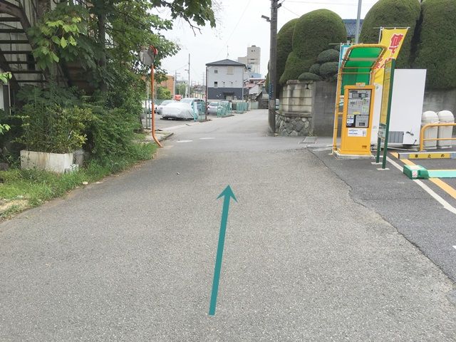 【道順1】県道14号線を「末長交番前交差点」から「洗足学園音楽大学」へ向かって進み、「川崎北税務署前」信号を越えてすぐ「左折」後、またすぐ「左折」し直進してください。