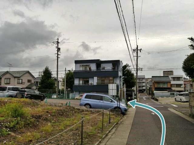 愛知県道215号線(出来町通)東進、【萱場】(かやば)交差点一本手前(信号ナシ)を左折、一つ目の交差点を左折