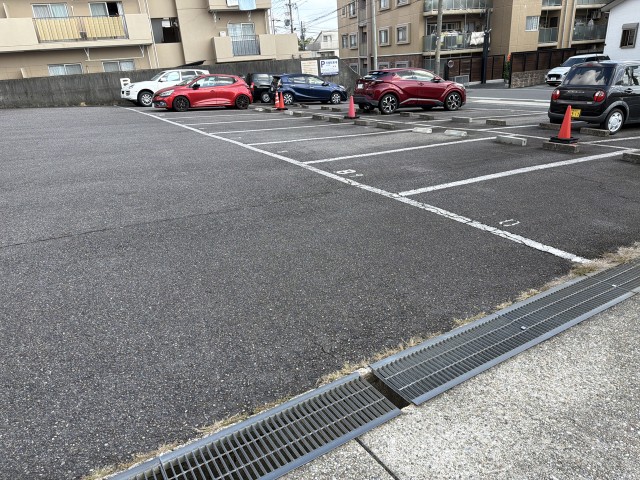 愛知県名古屋市名東区にじが丘の駐車場写真