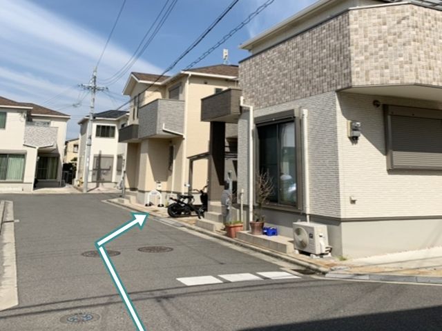 交差点を左に曲がった奥の家が駐車場です