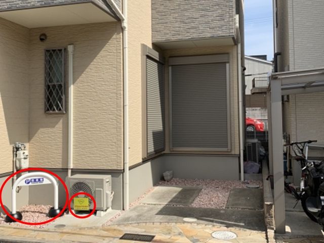 白いポールと黄色の看板が目印です