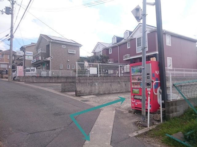 こちらの道に入って下さい。
