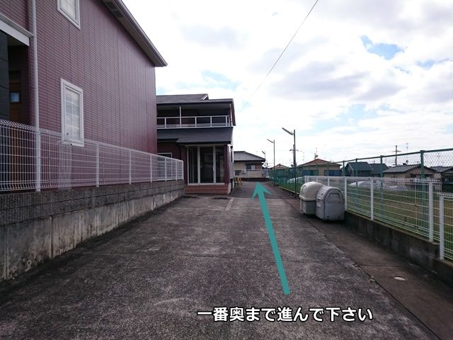 一番奥まで進むと駐車場があります。