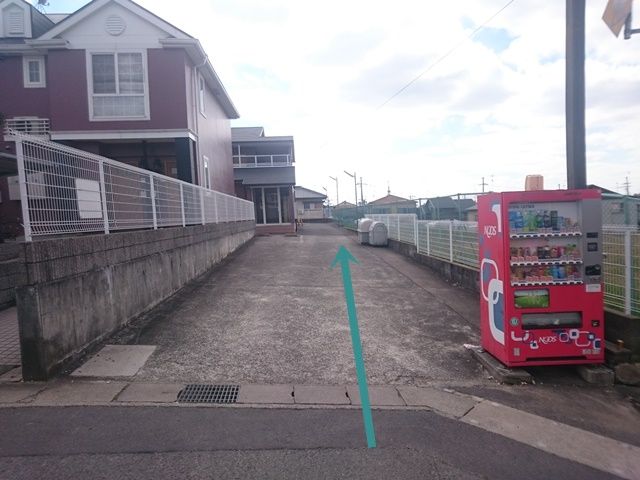 直進してください。
