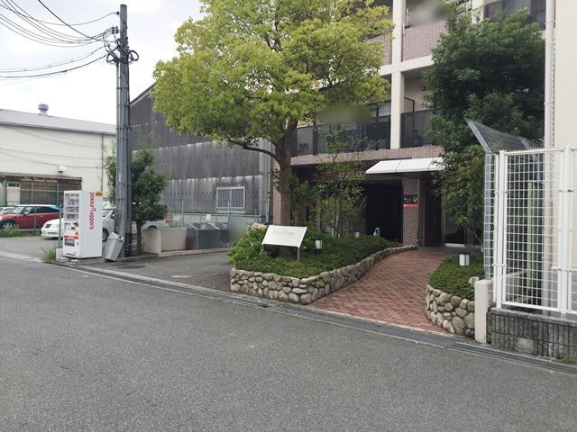 道順3. 右側に「デイグラン豊中マンション」があります