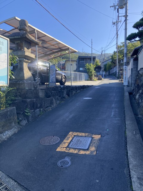 上石切町2丁目34-21の向かい側駐車場の駐車場写真