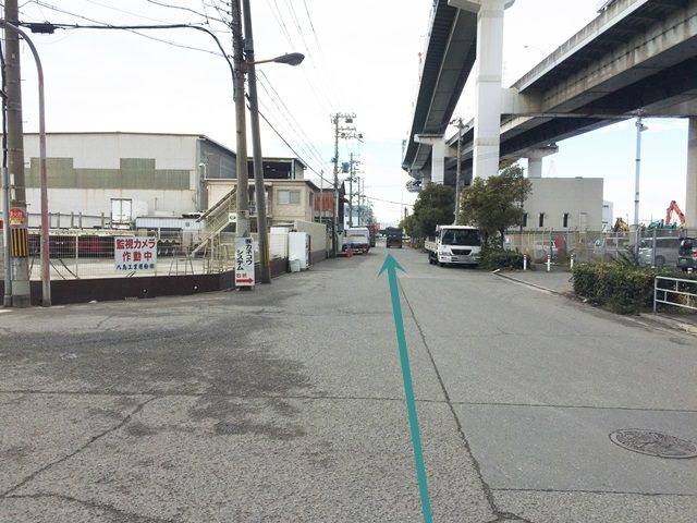 3.右折後、道なりに直進してください。