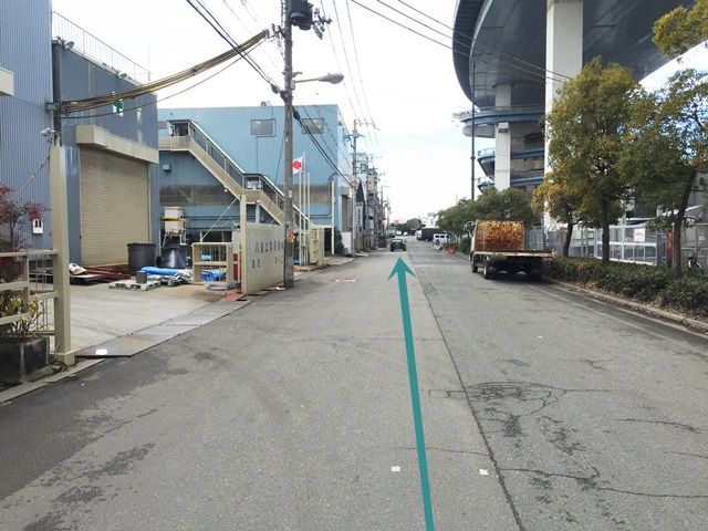 6.道なりにまっすぐ進んでください。