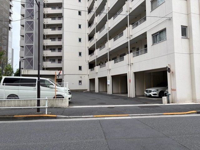 品川駅最寄り、24H出入庫OK。品川駅から屋根ありスカイウェイ経由10分の駐車場写真