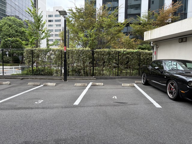 品川駅最寄り、24H出入庫OK。品川駅から屋根ありスカイウェイ経由10分の駐車場写真
