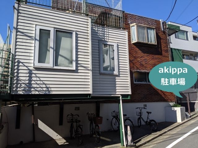この建物の向かって右側が駐車スペースです。