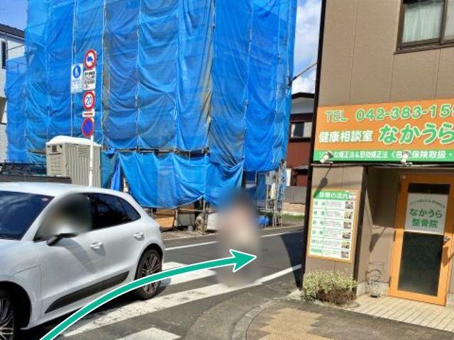 この角を右折します