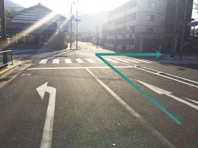 1.府道29号線との交差点を直進し、次の信号を「右折」してください。