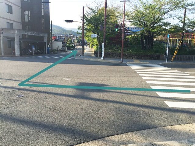 2.こちらの道へと「右折」し、直進してください。