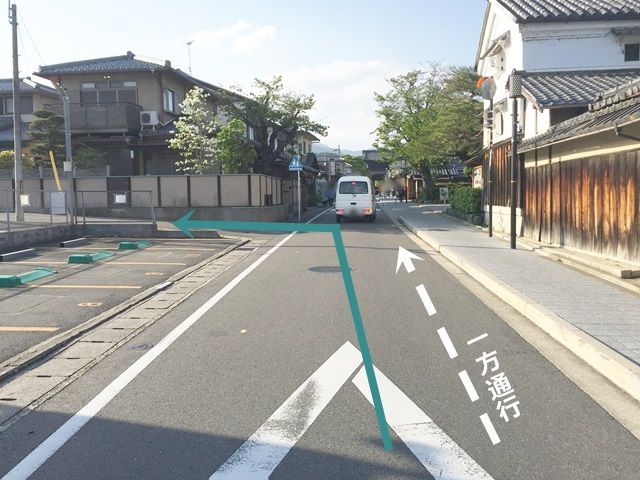 3.左手にコインパーキングが見えますので、それを越えたところで「左折」してください。