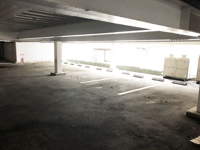 駐車場内