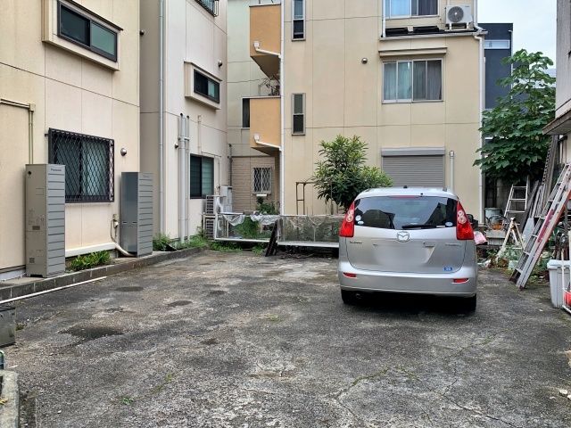 駐車場内