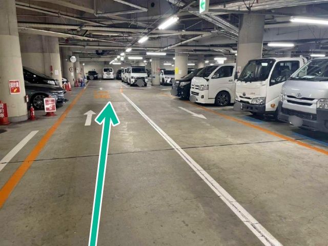 営業時間16:00～23:30【土日祝のみ】青山オーバルビル駐車場※無料認証時間制約ありの駐車場写真