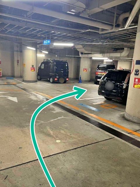 営業時間16:00～23:30【土日祝のみ】青山オーバルビル駐車場※無料認証時間制約ありの駐車場写真