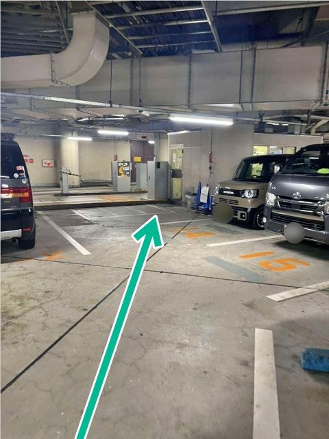営業時間16:00～23:30【土日祝のみ】青山オーバルビル駐車場※無料認証時間制約ありの駐車場写真