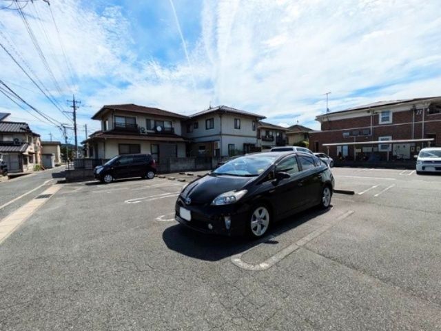 サンクレストB棟駐車場の駐車場写真