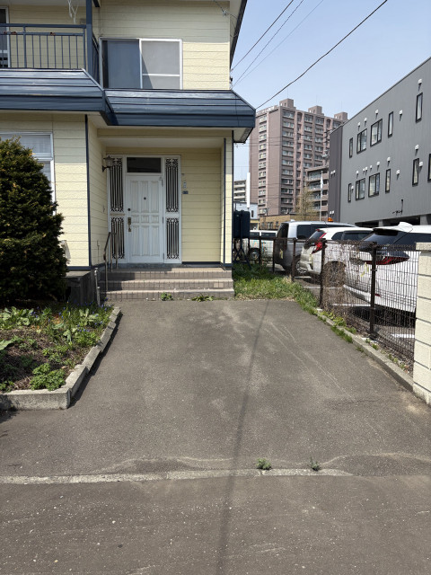 月寒東1条16丁目2-12駐車場の駐車場写真