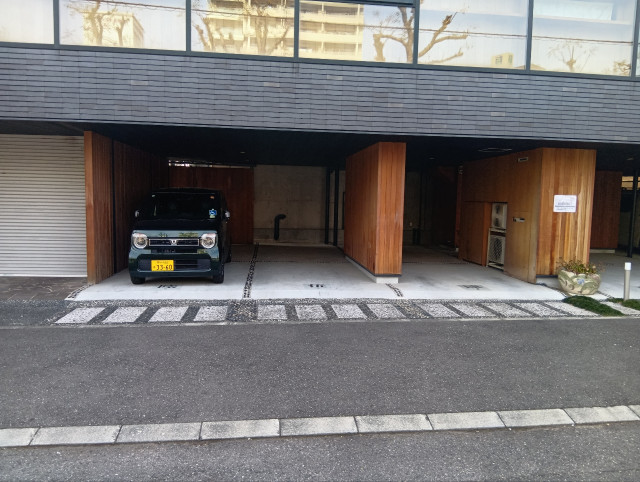 【新開地駅徒歩１分屋根付！】ビル型のお寺(妙法華院みょうほっけいん)の駐車場の駐車場写真