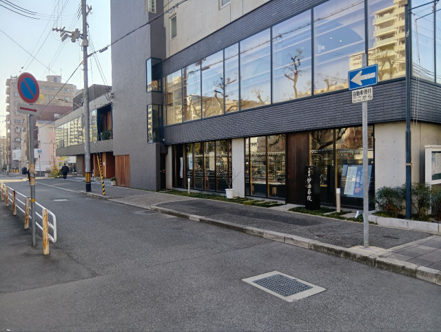 夜間用17〜24時まで【新開地駅徒歩１分屋根付】お寺(妙法華院)の駐車場の駐車場写真