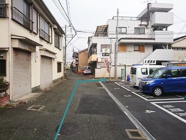 3.コインパーキング奥の道を「右折」してください。