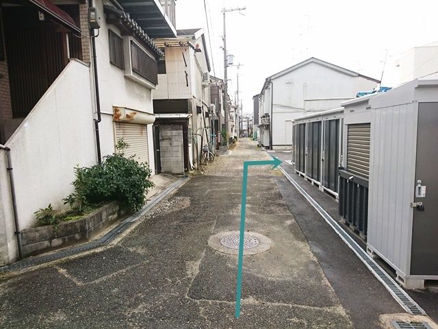 5.少し直進していただくと、「右側」にご利用駐車場があります。