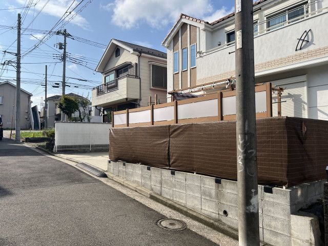 【左側】 運転試験場まで700m 盛光堂・やぶ忠まで徒歩数十秒の駐車場写真