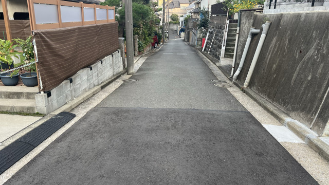 【左側】 運転試験場まで700m 盛光堂・やぶ忠まで徒歩数十秒の駐車場写真