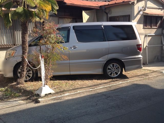写真の駐車方法をご参考のうえ、駐車してください。