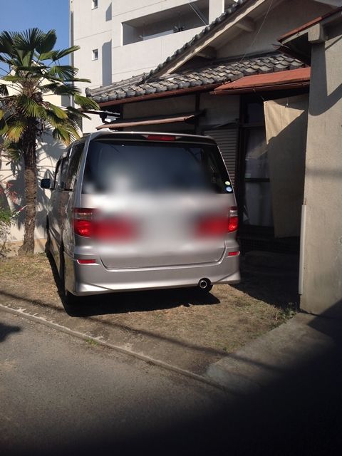 写真の駐車方法をご参考のうえ、駐車してください。
