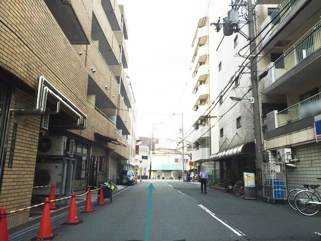 5.右折後、直進して一つ目の交差点を「斜め右方向」に直進してください。