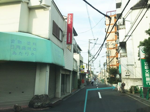 7.直進すると「右側」に駐車場出入口があります。