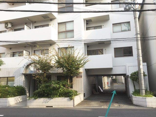 8.駐車場出入口です。対向車に気をつけて進入し、ご予約時のスペースに駐車してください。