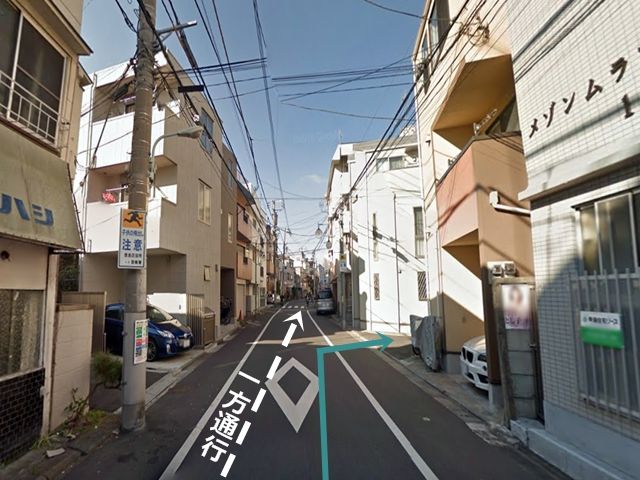 一方通行の道路を進んでいくと「右手」に住宅街の入口がありますので、そこを「右折」してください。