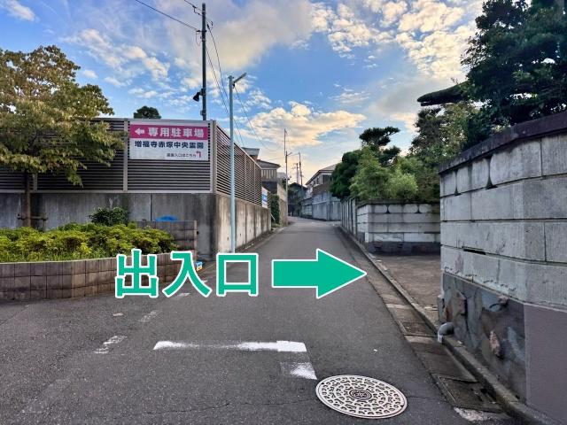 [26df0]赤塚7丁目18 個人宅玄関前☆アキッパ駐車場の駐車場写真