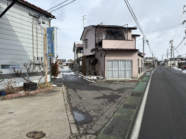 真島町真島2023-9   (㈲)花石紙店さん近くの駐車場写真