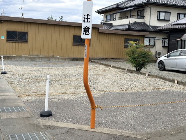 真島町真島2023-9   ㈲花石紙店さん近くの駐車場写真