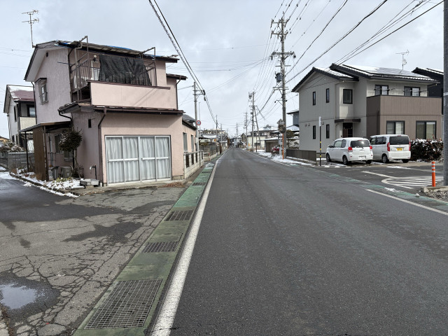 真島町真島2023-9   (㈲)花石紙店さん近くの駐車場写真