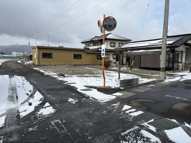 真島町真島2023-9   (㈲)花石紙店さん近くの駐車場写真