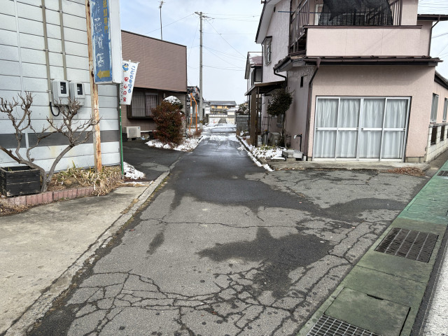 真島町真島2023-9   (㈲)花石紙店さん近くの駐車場写真