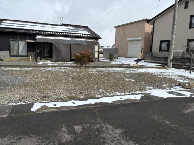真島町真島2023-9   (㈲)花石紙店さん近くの駐車場写真